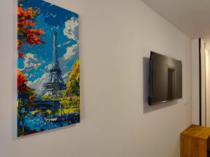 a painting of the eiffel tower on a wall at Hotel Amstar Simeria in Simeria