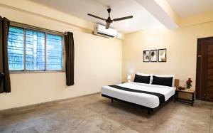 a bedroom with a bed and a window at Super Hotel O Profulla Devi Guest House in Jojera