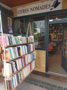a book store with shelves full of books at les terrasses du Thouet in Parthenay