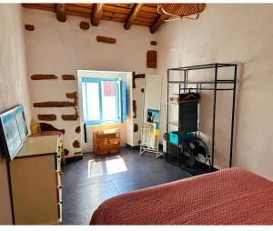 a room with a bedroom with a bed and a window at Atelier 20th in Ervidel