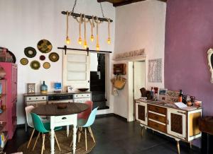 a kitchen with a table and chairs in a room at Atelier 20th in Ervidel