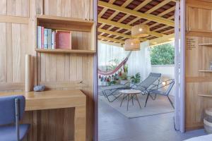 a room with a desk and chairs in a tiny house at Hotel Plantación in Jardin