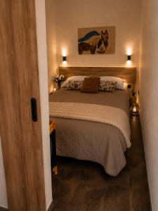 a bedroom with a large bed in a room at Záhradný domček pri Slovenskom raji in Smižany
