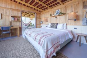 a bedroom with a large bed and a desk at Hotel Plantación in Jardin