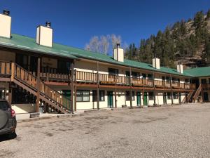 een groot gebouw met een parkeerplaats ervoor bij Ponderosa Lodge, an Ascend Collection Hotel in Red River