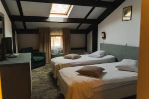 Un pat sau paturi într-o cameră la Hotel Regina +64 fotografii