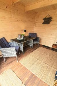 a room with a table and chairs in a cabin at FRANKES LODGE Apartment mit Garten, 6 Einzelbetten, Parkplatz in Essen