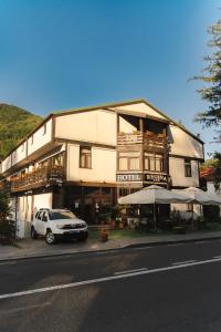 Clădirea în care este situat/ăhotelul