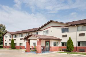 una representación de un edificio en el hotel en Super 8 by Wyndham Washington/Peoria Area, en Washington