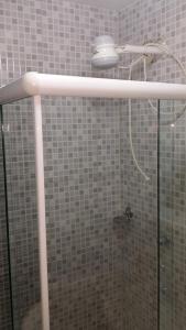 y baño con ducha y puerta de cristal. en Apartamento Santa Clara 86, en Río de Janeiro