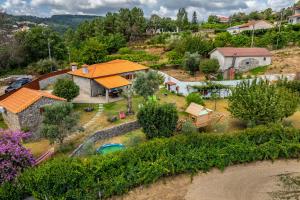an aerial view of a house with a yard at Taloca Do Grilo in Baião