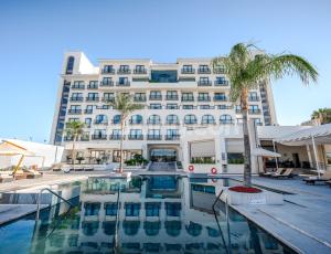 ein Hotel mit einem Pool vor einem Gebäude in der Unterkunft HS HOTSSON Hotel Leon in León