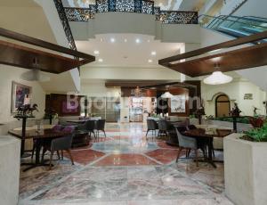 ein Restaurant mit Tischen und Stühlen in einem Raum in der Unterkunft HS HOTSSON Hotel Leon in León