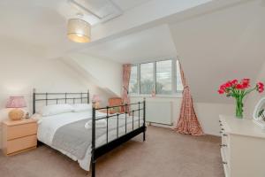 a bedroom with a bed and a window at Three Peaks Central Cottage, Settle, 3Bed 2Bath in Settle