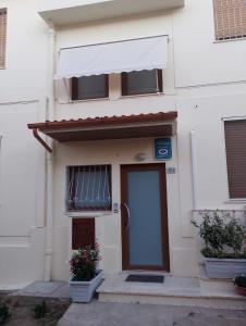 a white building with a door and a window at aliseo in Olbia