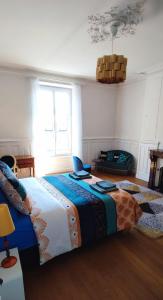 a bedroom with a large bed in a room at Particulier & Pro - 4 chambres - 8 pers - Jaude avec parking privée in Clermont-Ferrand +7 photos