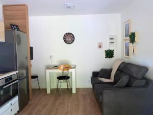 Televisor o centre d'entreteniment de Gîte climatisé avec jardin privé vue sur les vignes entre Jonzac et Cognac
