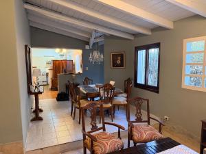 a dining room with a table and chairs at Marea in San Lorenzo