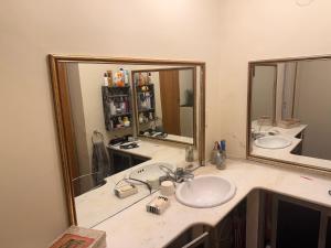 a bathroom with two sinks and a large mirror at Marea in San Lorenzo