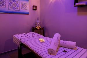 a purple room with a table with towels on it at EVASION by LIBERTE in Oran