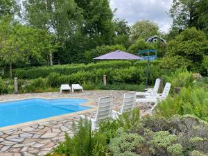 a group of chairs and a swimming pool at Villa Felinas in Ahun