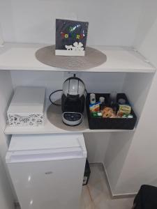 a shelf with a hat and a box on it at Sogno nella Corte in Bitonto