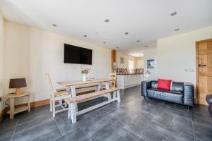 ein Wohnzimmer mit einem Tisch und einem Sofa in der Unterkunft Hay Store in Corwen