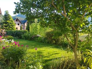 a garden with a house in the background at Willa Aronia in Szczawnica