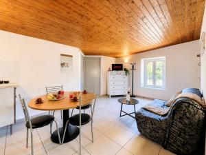 a living room with a table and a couch at Le Côte-Rôtie in Vérin