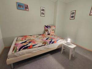 a small bed in a room with a small table at Ferienwohnung Barthel in Merzig