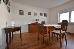 a dining room with a table and chairs at Ferienwohnung Barthel in Merzig
