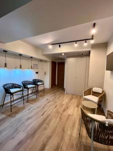a waiting room with chairs and tables in a room at LÀtic Rooms in Alicante