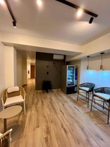 a living room with two chairs and a tv at Rooms&Go by LAtic in Alicante +31 photos