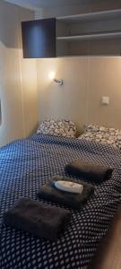 a bedroom with two beds with towels on them at El sol in Port-la-Nouvelle