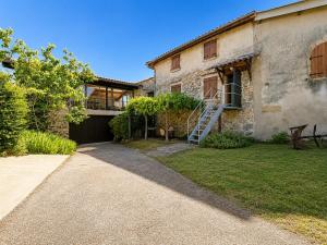 an old stone house with a staircase in a yard at Le Condrieu in Vérin