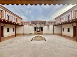 an empty courtyard of a building with a fountain at El Refugio de Pedrosa in Pedrosa del Rey