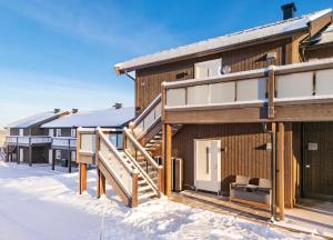 a house in the snow with a deck at Bualie leilighet in Gol