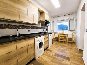 a kitchen with a washer and dryer in it at Alojamientos El Pardal in Molinicos