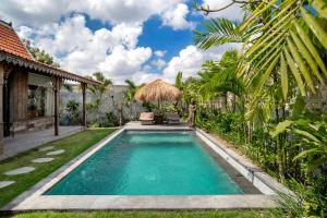 a swimming pool in the yard of a villa at Casa Sepang in Munggu