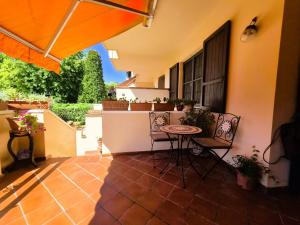 a patio with a table and chairs on a house at Villa Elsa, Cesena zona Ippodromo in Cesena