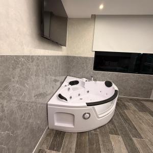 a bathroom with a white tub in a kitchen at Hotel Ulloa Inn in Quito