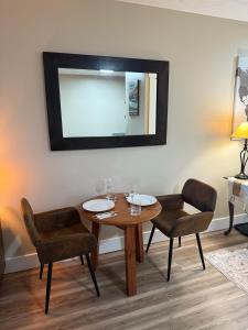 a table with two chairs and a mirror on a wall at little mountain haven in Mount Torry Furnace