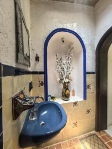 a blue sink in a bathroom with a mirror at Quinta Luz de Luna in Jusnajal