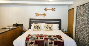 a bedroom with a bed and a sink at Horsethief Lodge by StayIn in Panorama +30 photos