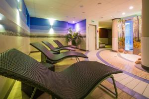 a waiting room with green chairs and purple walls at Residenz Seestern Wohnung 32 in Boltenhagen