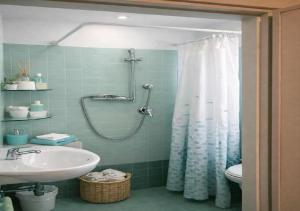ein Badezimmer mit Dusche und Waschbecken in der Unterkunft Hotel Jasmine Beach in Rimini + 17 Fotos