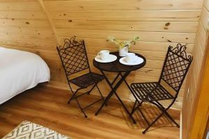 a small table with two chairs and a bed at Sun Outdoors Yellowstone North in Gardiner