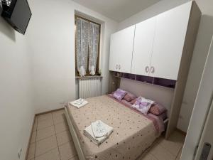 a small bedroom with a bed and a window at La casa di Nicole in Pero