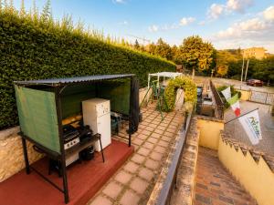 a garden with a machine on top of a building at Complesso Turistico Aurora - camere & Appartamenti in Poggio Picenze
