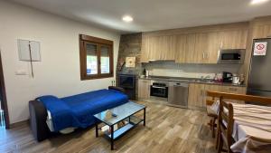 a living room with a blue couch in a kitchen at Casa Entre Riscos in Corejido